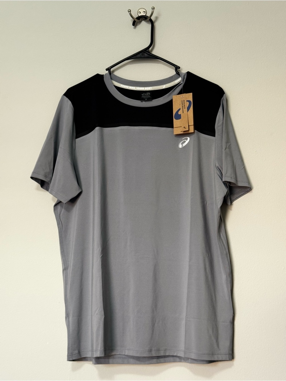 ASICS Men's Gray and Black Short-Sleeve Training Tee